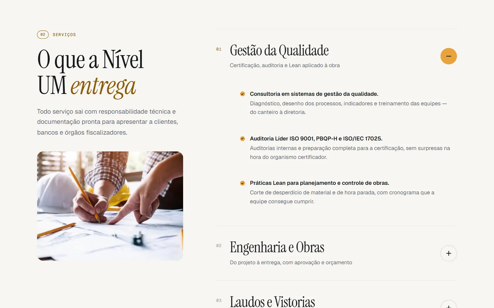 Seção de serviços em acordeão, com a frente de gestão da qualidade aberta e seus três serviços listados.
